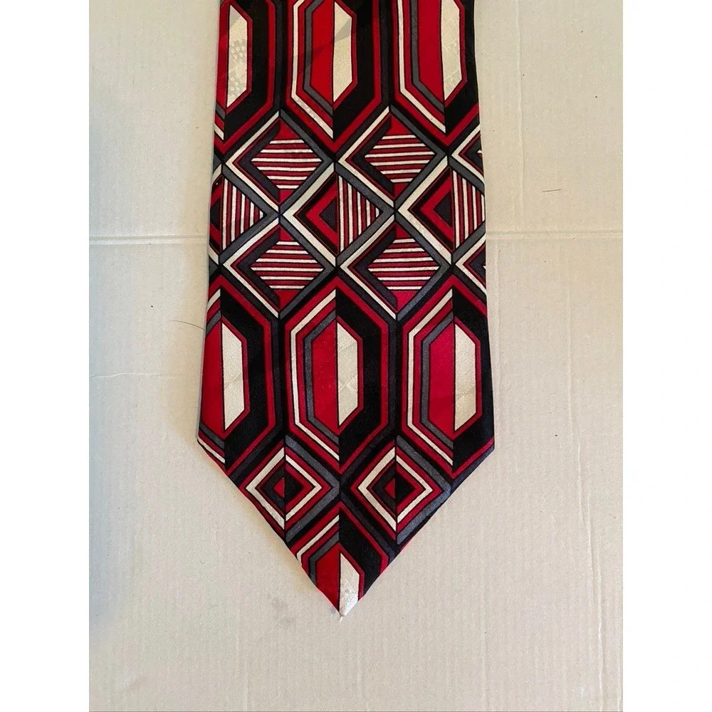 Screenplay by Martin Wong Mens Geometric Art Deco Silk Necktie Red Black White